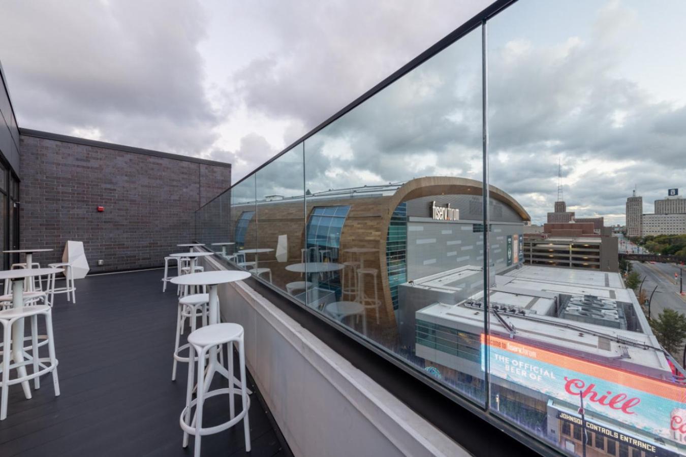 Modern Studio Apt With Skywalk To Fiserv, Rooftop, And Parking Milwaukee Ngoại thất bức ảnh